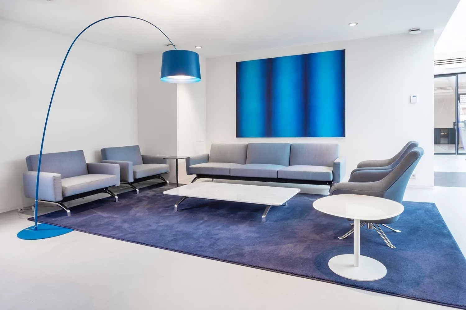 Irodai lounge kanapéval és dohányzóasztallal