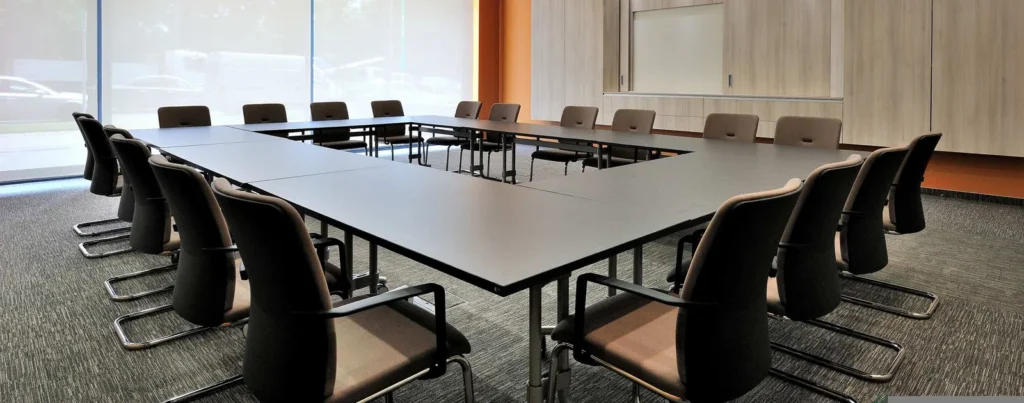 Nagy tárgyalóasztal az Allianz Hungária budapesti székházában